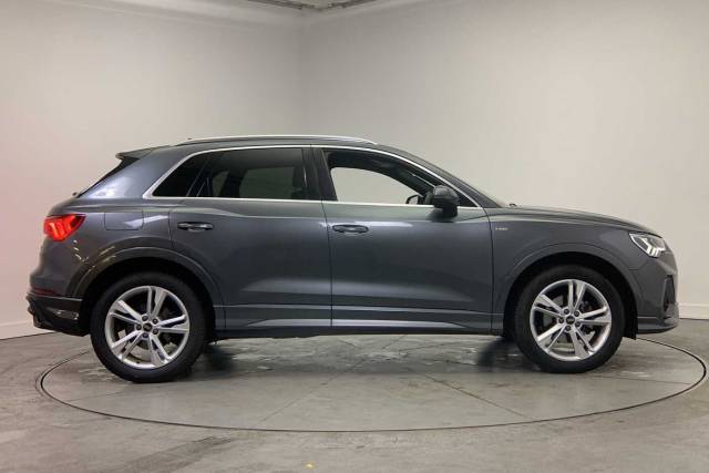 2022 Audi Q3 1.5 S line 35 TFSI  150 PS 6-speed