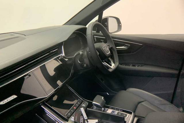 2025 Audi Q7 3.0 SUV  Black Edition 55 TFSI quattro 340 PS tiptronic