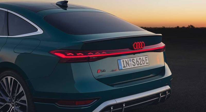 Digital daytime running lights with LED technology adorn the front of the Audi A6 e-tron with second-generation digital OLED lights at the rear on the Audi S6 e-tron edition 1